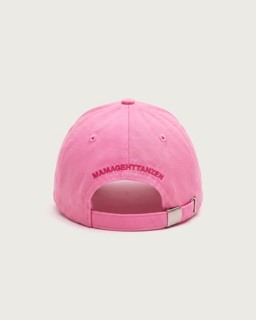 Rückansicht der rosafarbenen Baseballkappe mit dem bogenförmig gestickten Schriftzug „MAMAGEHTTANZEN“ über der Öffnung und einem verstellbaren Riemen mit silberner Metallschnalle.